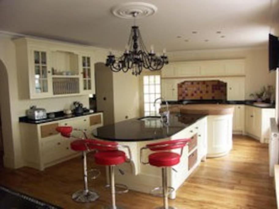 Huge Tenby Pet Friendly House Sleeps 14 외부 사진